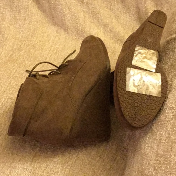 Brand New Ankle Boot, Light brown Suede. Size 6.5 - Picture 2 of 5